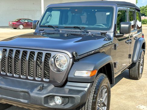 Used 2024 Jeep Wrangler Unlimited Sport AWD/4WD image 7
