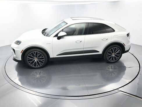 Certified 2025 Porsche Macan Electric image 34