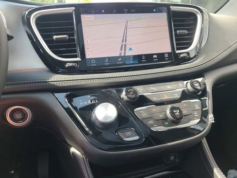 New 2023 Chrysler Pacifica Limited w/ Uconnect Theater Family Group image 30