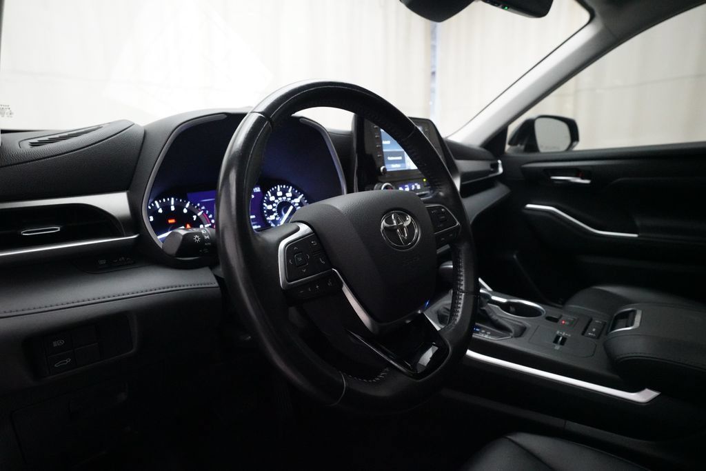 Used 2020 Toyota Highlander XLE FWD image 8