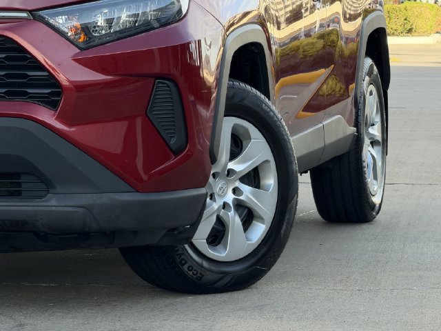 Used 2019 Toyota RAV4 LE AWD/4WD image 10