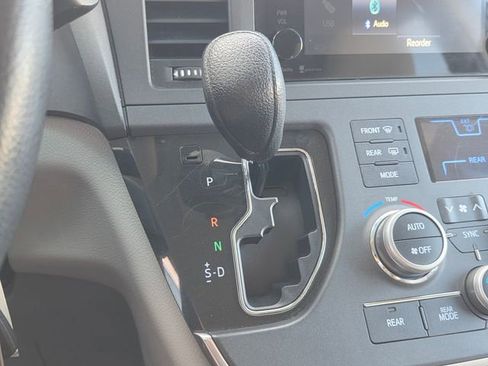 Used 2015 Toyota Sienna LE image 27