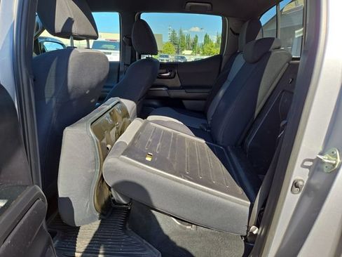 Used 2020 Toyota Tacoma TRD Off-Road AWD/4WD image 31
