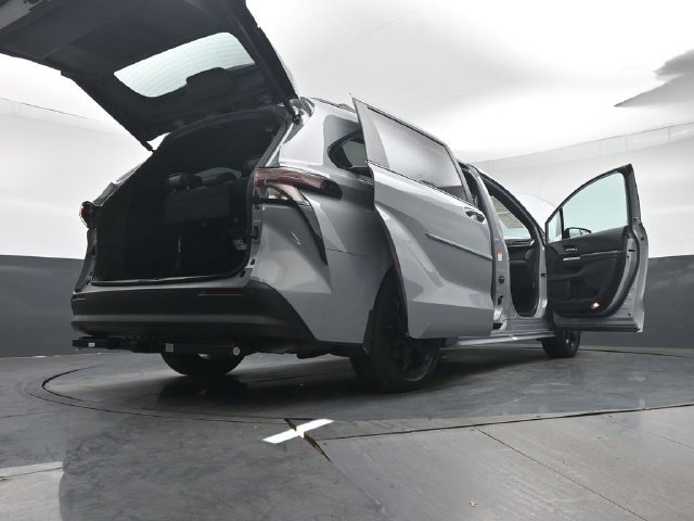 Used 2025 Toyota Sienna XLE Woodland Edition AWD/4WD image 58