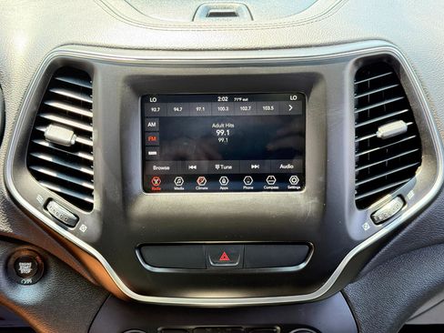 Used 2019 Jeep Cherokee Latitude Plus w/ Comfort/Convenience Group image 59