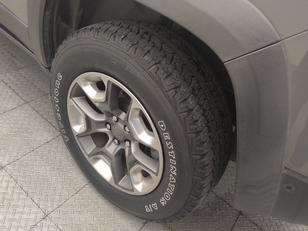 Used 2019 Jeep Cherokee Trailhawk AWD/4WD image 31