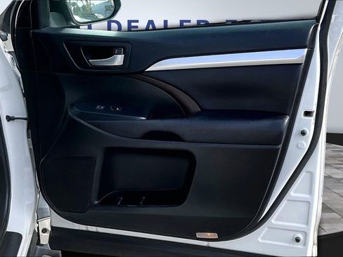 Used 2017 Toyota Highlander XLE image 28