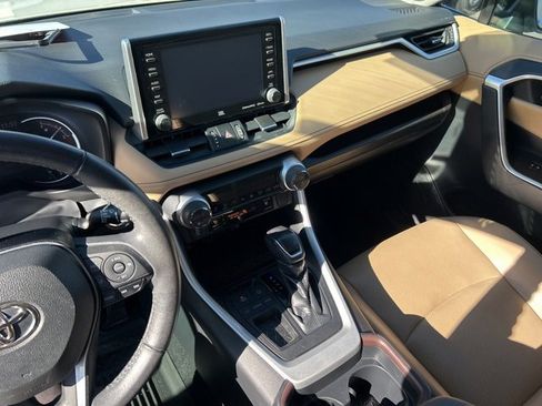 Used 2020 Toyota RAV4 Limited image 30