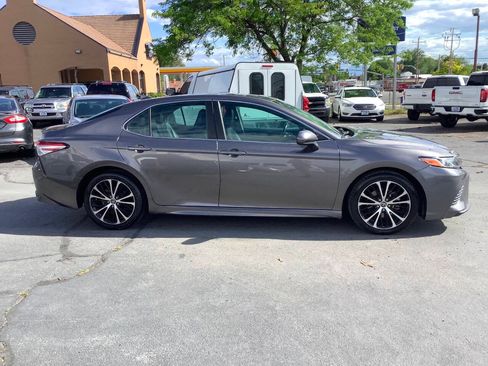 Used 2020 Toyota Camry SE w/ Carpet Mat Package FWD image 9