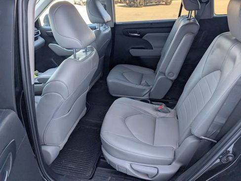 Used 2022 Toyota Highlander XLE image 6