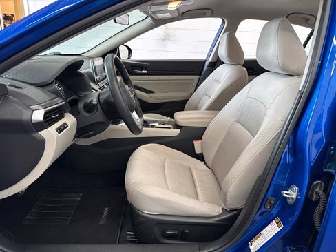 Used 2025 Nissan Altima 2.5 SV FWD image 13