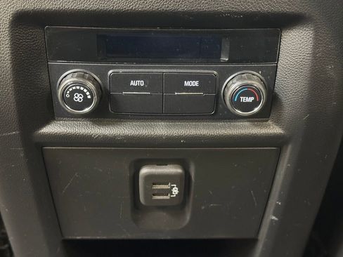 Used 2021 Chevrolet Traverse LT FWD image 19