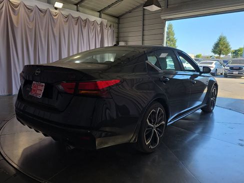 Used 2024 Nissan Altima 2.5 SR FWD image 3