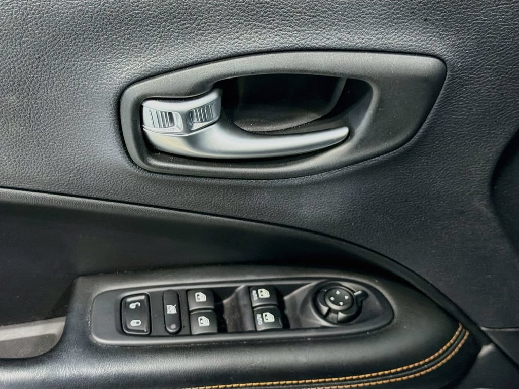 Used 2018 Jeep Compass Limited w/ Navigation Group AWD/4WD image 16