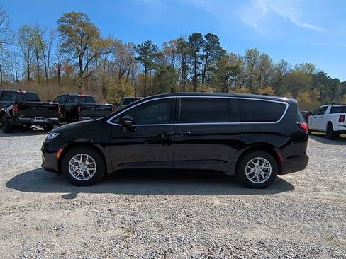 New 2026 Chrysler Pacifica Select image 2