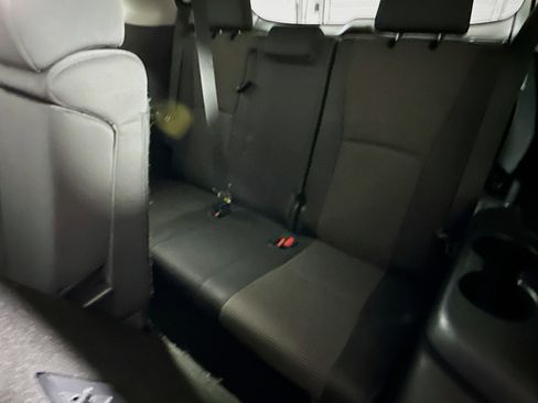 Used 2023 Toyota Highlander LE image 28