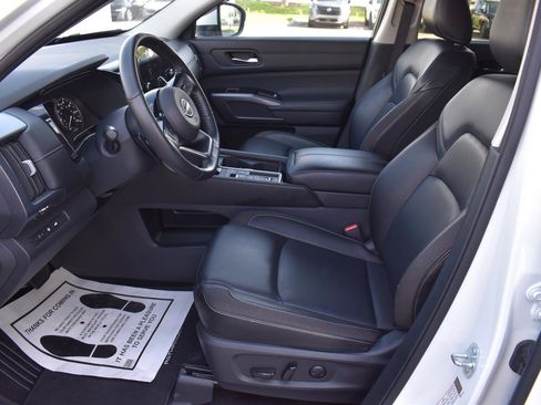 Used 2024 Nissan Pathfinder SL FWD image 26