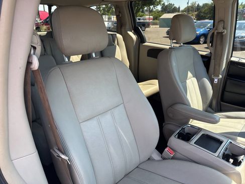 Used 2016 Chrysler Town & Country LX image 21
