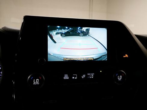 Used 2023 Toyota Highlander XLE image 5