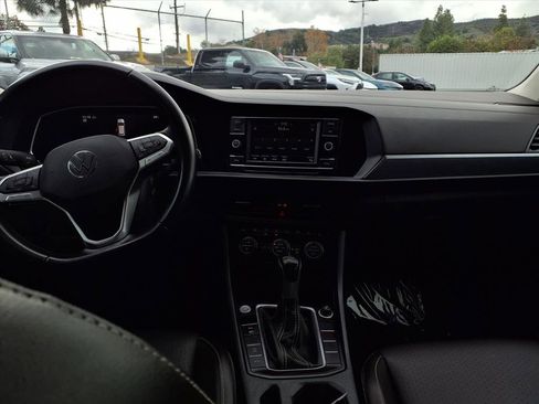 Used 2022 Volkswagen Jetta SE image 17