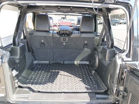 Used 2018 Jeep Wrangler Unlimited Rubicon image 12