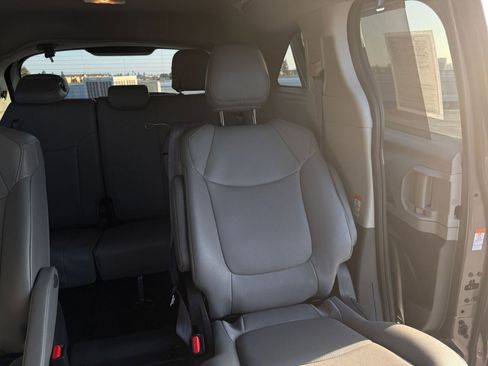Used 2024 Toyota Sienna XLE image 37