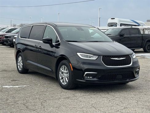 New 2026 Chrysler Pacifica Select image 1