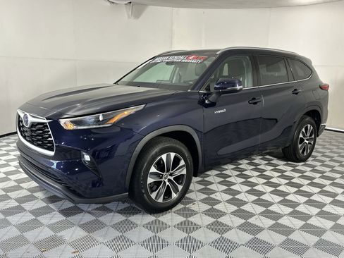 Used 2021 Toyota Highlander XLE FWD image 4