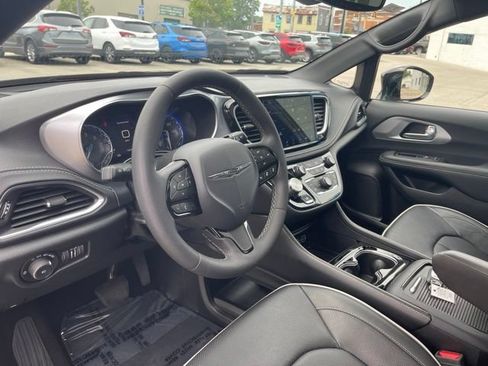 Used 2025 Chrysler Pacifica Limited FWD image 17