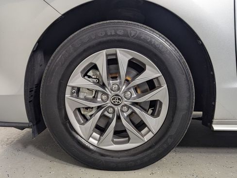 Used 2021 Toyota Sienna XLE FWD image 11