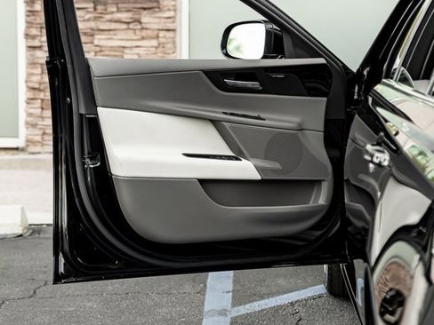 Used 2019 Jaguar XE Premium image 11