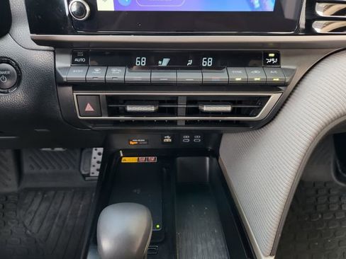 Used 2025 Toyota Camry SE w/ Convenience Package FWD image 18