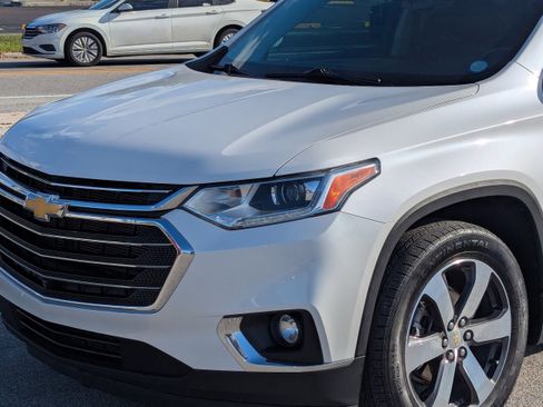 Used 2020 Chevrolet Traverse LT w/ LT Premium Package image 6