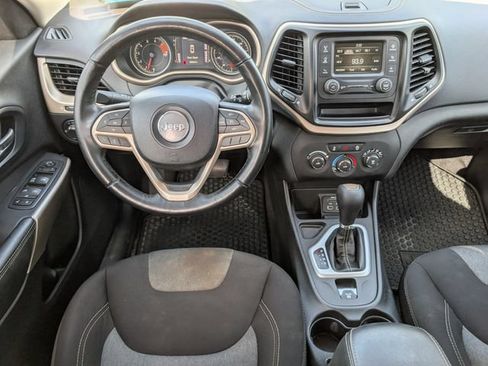 Used 2017 Jeep Cherokee Sport FWD image 6