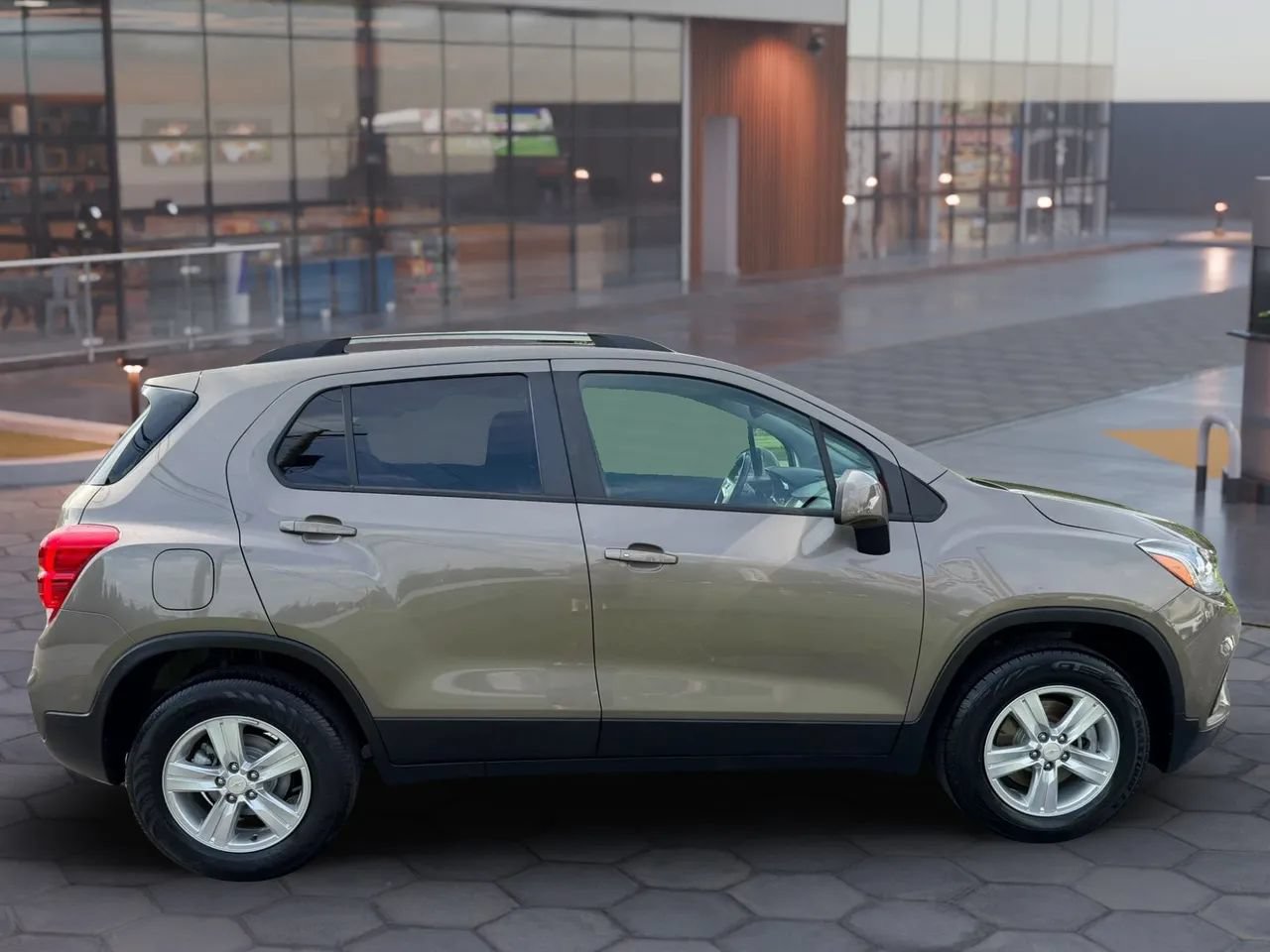 Used 2022 Chevrolet Trax LT w/ Driver Confidence Package AWD/4WD image 4