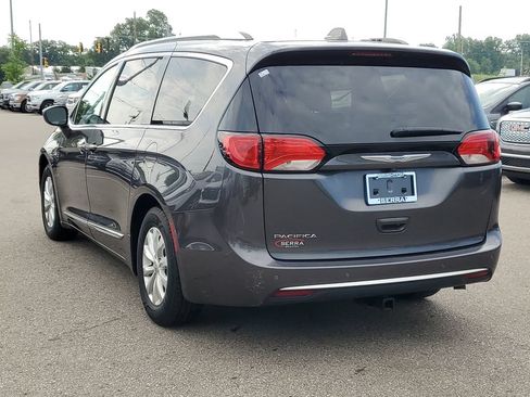 Used 2018 Chrysler Pacifica Touring-L FWD image 2
