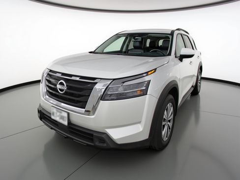 Used 2025 Nissan Pathfinder SV FWD image 3