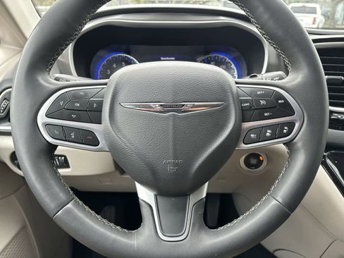Used 2023 Chrysler Pacifica Touring-L image 6