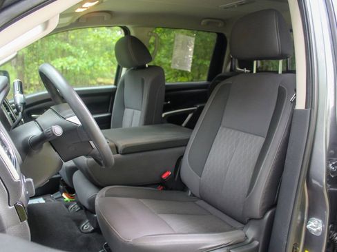 Used 2021 Nissan Titan SV w/ Accessory Utility Package image 15