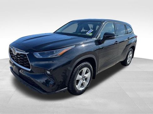 Used 2022 Toyota Highlander LE AWD/4WD image 3