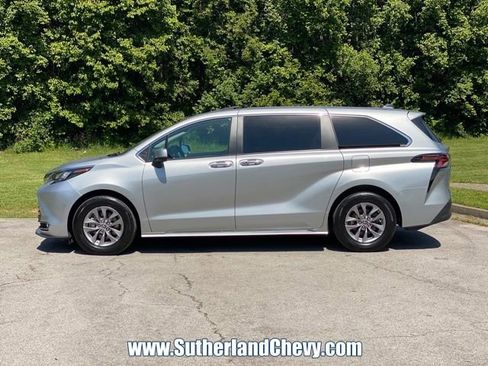 Used 2024 Toyota Sienna XLE AWD/4WD image 3