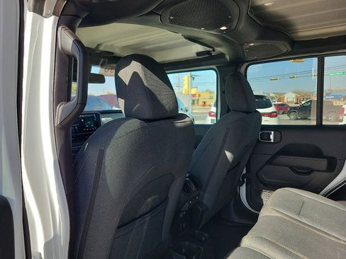 Used 2025 Jeep Wrangler Unlimited Sahara image 12