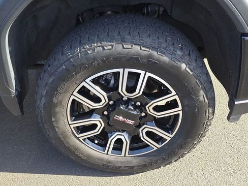 Used 2022 GMC Sierra 2500 AT4 w/ AT4 Premium Plus Package image 9