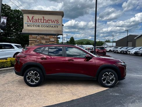 Used 2025 Chevrolet Trax LT FWD image 4