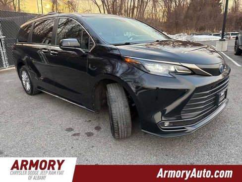 Used 2022 Toyota Sienna XLE Woodland Edition image 3