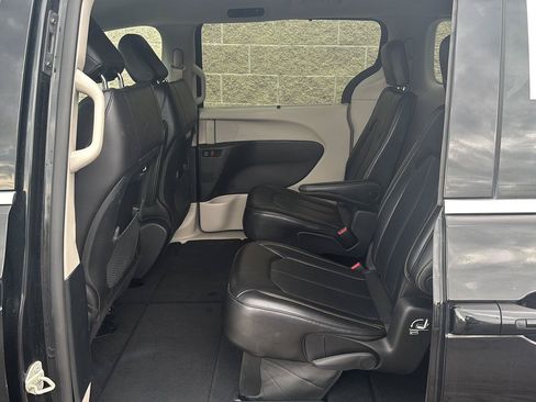 Used 2023 Chrysler Pacifica Touring-L FWD image 29