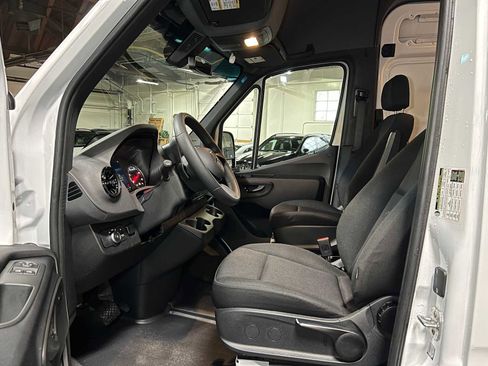 Used 2025 Mercedes-Benz Sprinter 2500 image 21