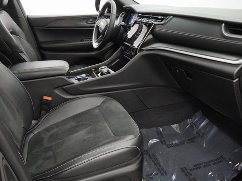 Certified 2025 Jeep Grand Cherokee Altitude image 48