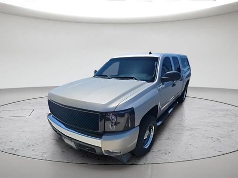 Used 2007 Chevrolet Silverado 1500 LT w/ 1LT Convenience Package AWD/4WD image 2