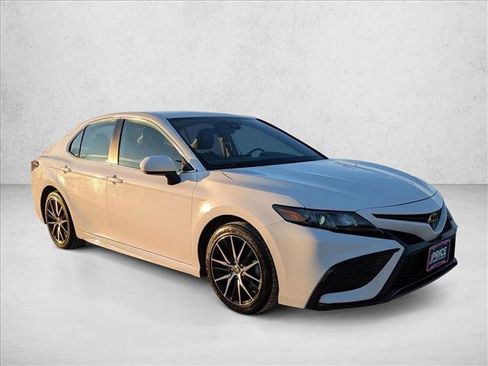 Used 2023 Toyota Camry SE image 3